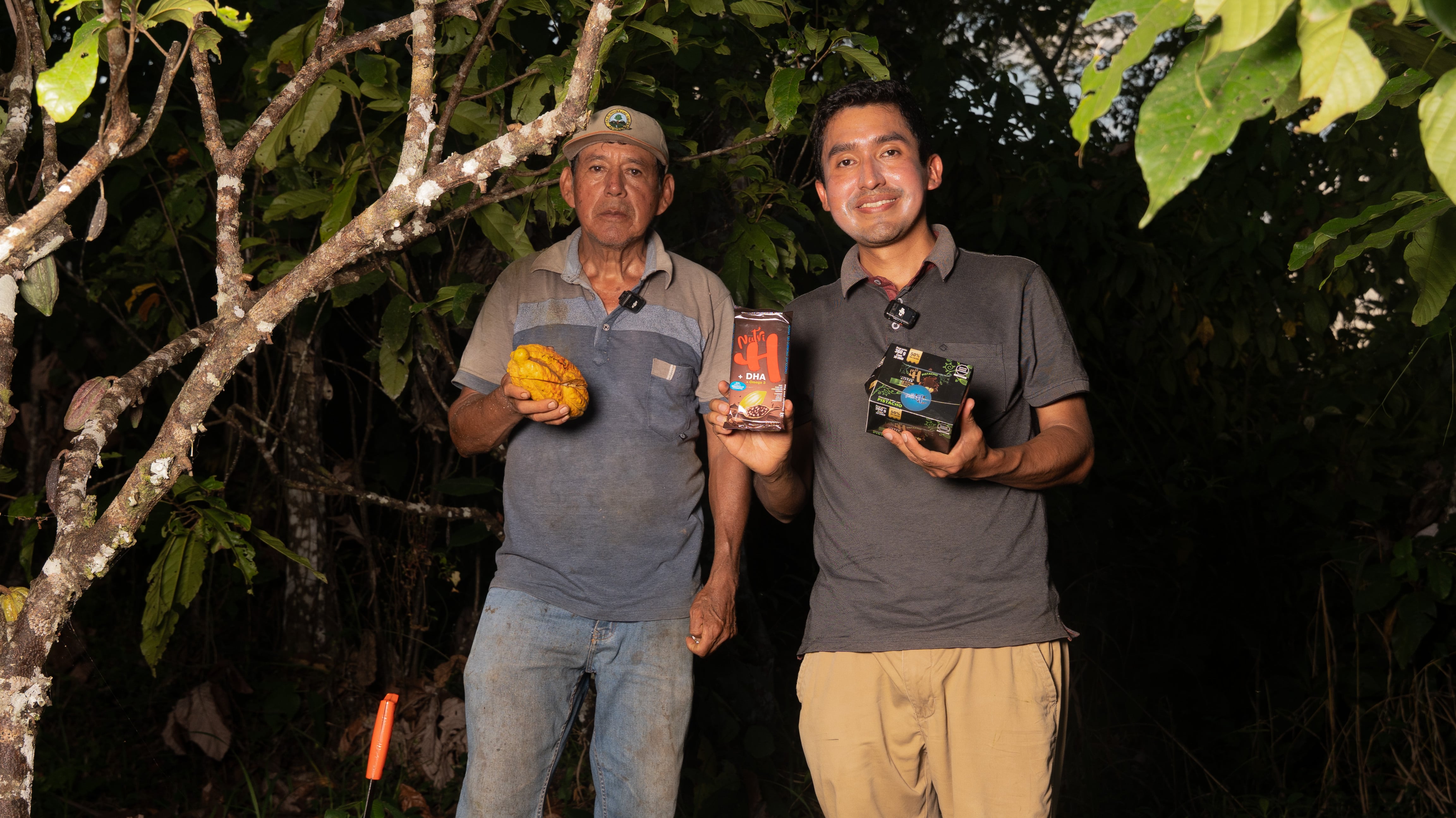 Julio Garay Barrios y su padre, agricultor quechua, en el distrito de Sivia.
