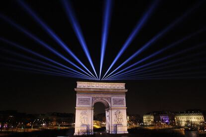 Rayos láser para festejar la llegada de 2015 iluminan el Arco del Triunfo en París.
