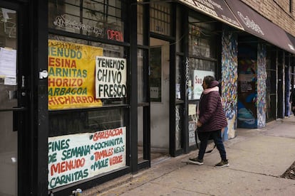 Una mujer entra a una tienda en el barrio latino de Logan Square en Chicago, Illinois, en diciembre de 2022.