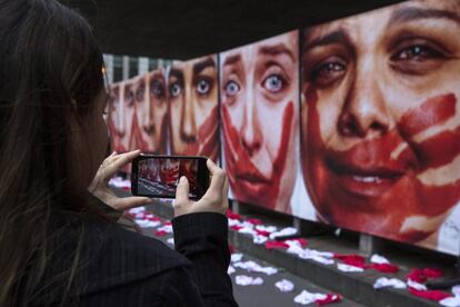 Una mujer toma fotos a una instalación organizada por la ONG Río de Paz frente al Museo de Arte de Sao Paulo (MASP).