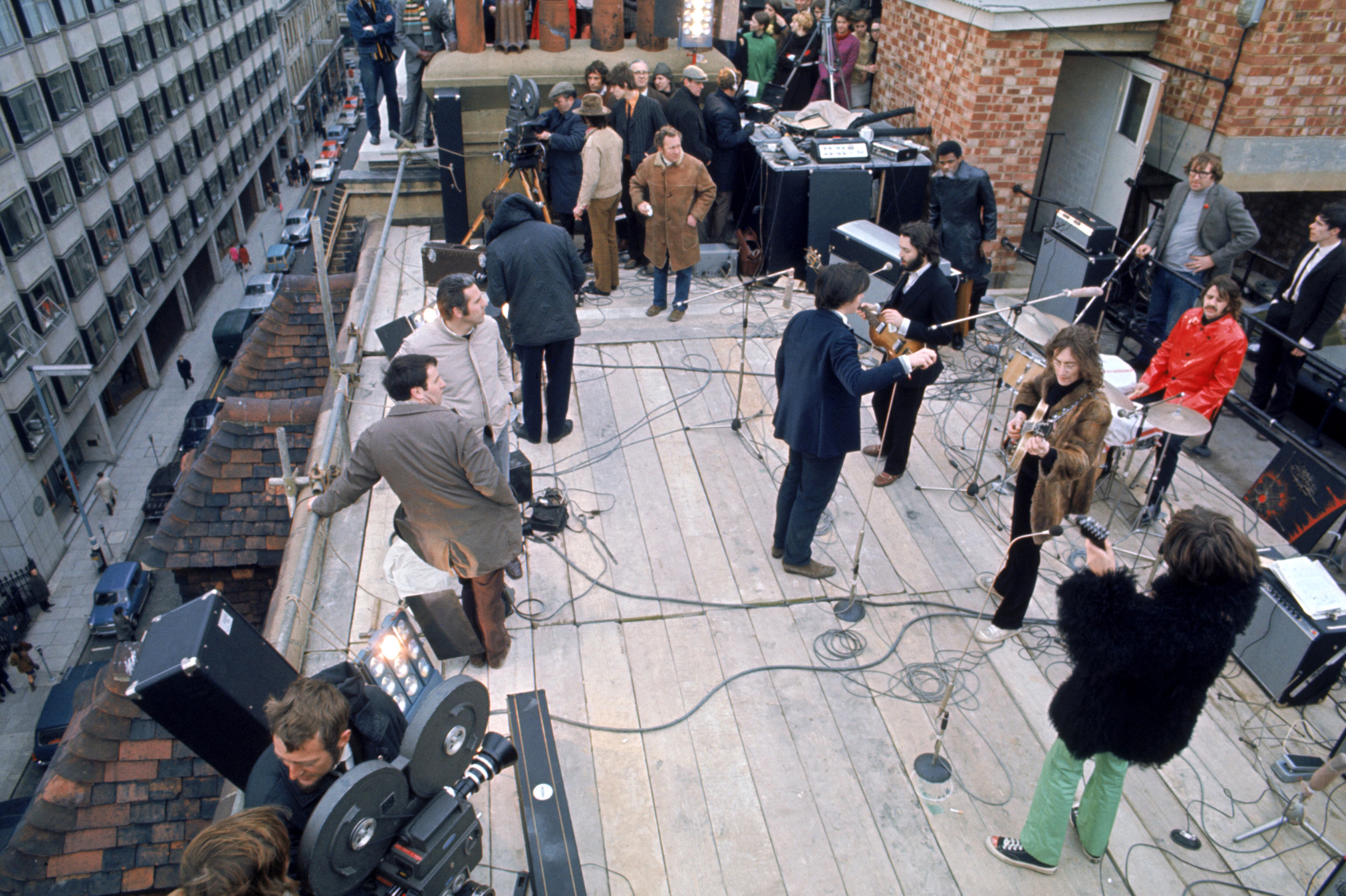 Los Beatles, al empezar su concierto en la azotea de Apple Corps en Londres, el 30 de enero de 1969.