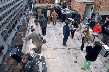 Os Beatles iniciam seu show no telhado do Apple Corps, em Londres, em 30 de janeiro de 1969, em foto de Ethan A.  Russel.