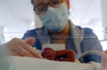 Una enfermera atiende a un beb nacido prematuro en un hospital del Reino Unido.