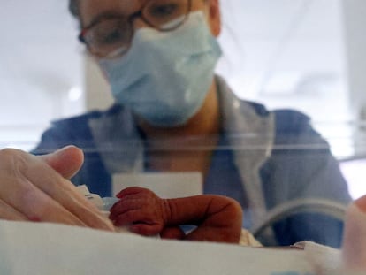Una enfermera atiende a un bebé nacido prematuro en un hospital del Reino Unido.