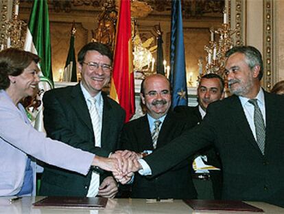 Magdalena Álvarez, Jordi Sevilla, Gaspar Zarrías y José Antonio Griñán estrechan sus manos tras la firma del acuerdo.