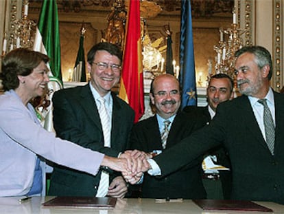 Magdalena Álvarez, Jordi Sevilla, Gaspar Zarrías y José Antonio Griñán estrechan sus manos tras la firma del acuerdo.