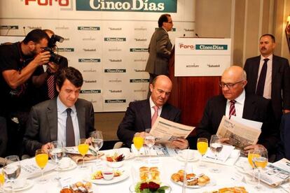 Luis de Guindos, flanqueado por Juan Marín (izquierda), managing director de Accenture; y Josep Oliu, presidente de Banco Sabadell.