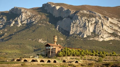 El hotel Eguren Ugarte se sitúa a los pies de la Sierra de Cantabria.