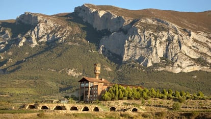 El hotel Eguren Ugarte se sitúa a los pies de la Sierra de Cantabria.