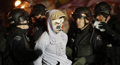 Uno de los manifestantes de Ocupa Los &Aacute;ngeles, detenido por la polic&iacute;a durante el desalojo de la protesta. 