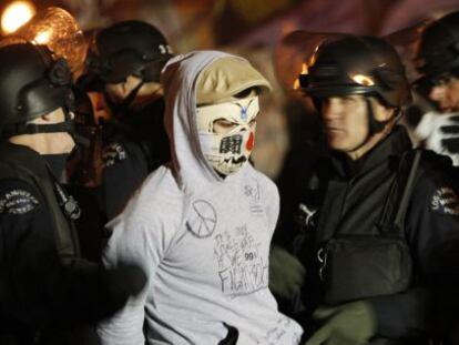 Uno de los manifestantes de Ocupa Los &Aacute;ngeles, detenido por la polic&iacute;a durante el desalojo de la protesta. 