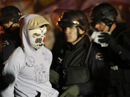 Uno de los manifestantes de Ocupa Los Ángeles, detenido por la policía durante el desalojo de la protesta.