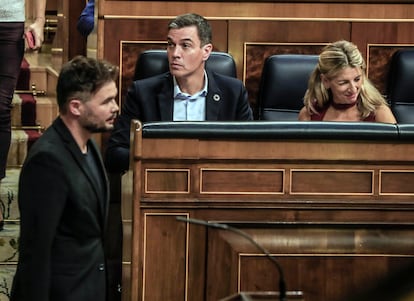 Gabriel Rufián pasaba por delante de Pedro Sánchez y Yolanda Díaz el 1 de octubre en el Congreso.