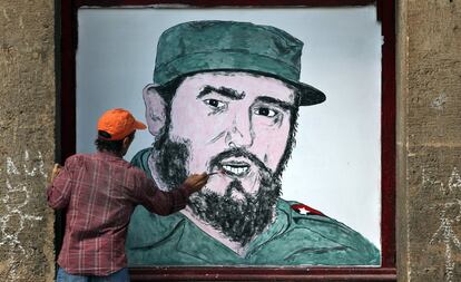 Homem finaliza desenho de Fidel em Havana.