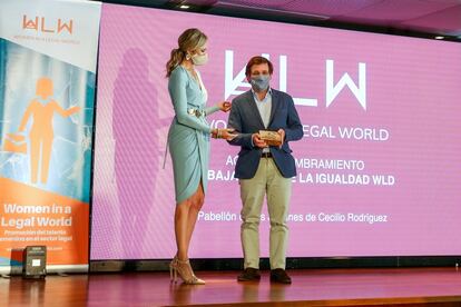La presidenta de la asociación Women in a Legal World, Marlén Estévez, entrega el premio Embajador de la Igualdad al alcalde José Luis Martínez-Almeida.