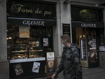 Un home passa per davant d'un local de Granier, al carrer Urgell de Barcelona.