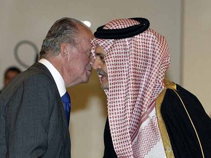El Rey recibe el saludo del ministro del Exteriores de Arabia Saudí, el príncipe Faisal al Saud.
