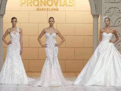 Karolina Kurkova desfila con uno de los trajes de Pronovias.