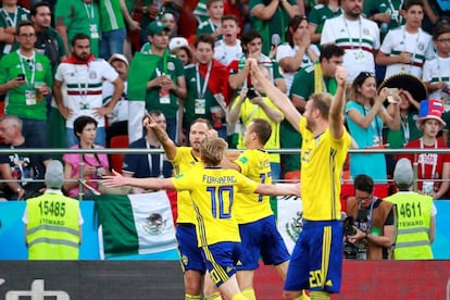 Granqvist festaja su gol, el segundo de Suecia, junto a sus compañeros. 