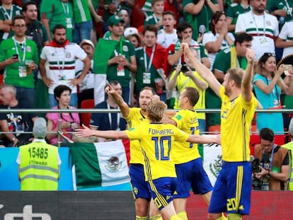 Granqvist festaja su gol, el segundo de Suecia, junto a sus compañeros. 