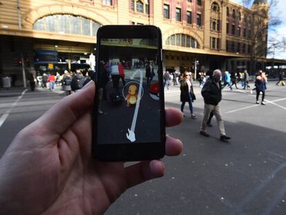 Una persona juega a &#039;Pokemon Go&#039; en Melbourne.