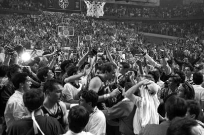 Azofra y Pinone, entre la multitud de aficionados del Estu que invadieron la pista del Palacio tras la clasificación para la Final Four