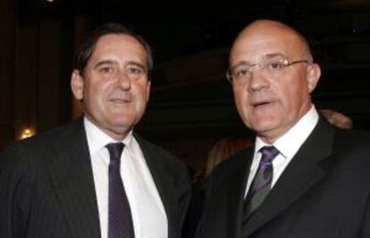 Matías Rodríguez Inciarte, vicepresidente del Banco de Santander, junto a Josep Oliu, presidente del Sabadell, en una imagen de archivo.