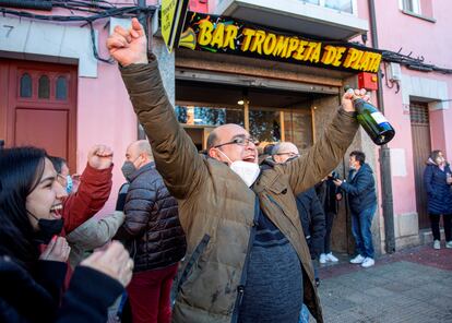 Uno de los agraciados celebra a las puertas del bar Trompeta de Plata el primer premio del sorteo extraordinario de la lotería del Niño, en Logroño.