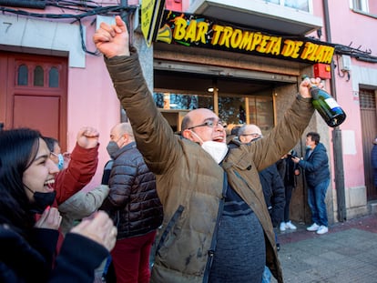 Uno de los agraciados celebra a las puertas del bar Trompeta de Plata el primer premio del sorteo extraordinario de la lotería del Niño, en Logroño.