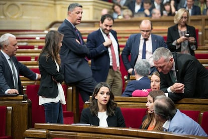 Diputados de Ciudadanos y del Partido Popular conversan antes de la comparecencia de Carles Puigdemont.