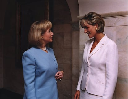 Hillary Clinton durante un encuentro con la princesa Diana de Inglaterra, el 18 de junio de 1997.
