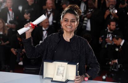 La directora india Payal Kapadia, con su premio por 'All We Imagine As Light' .