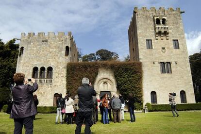 Visitantes en el pazo de Meir&aacute;s en el primer d&iacute;a en el que se abrieron las puertas, en marzo de 2011.