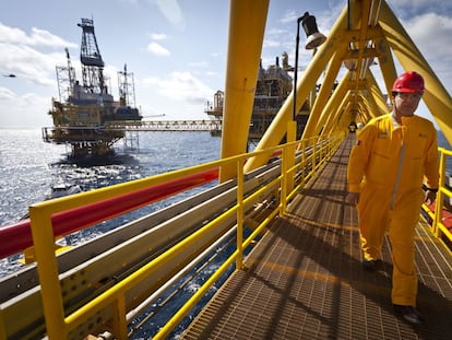 Un trabajador de Pemex en una plataforma petrolera en el golfo de México.