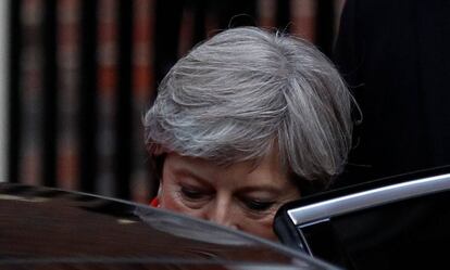 Theresa May, na manhã de sexta-feira, ao deixar o quartel-general dos conservadores em Londres.