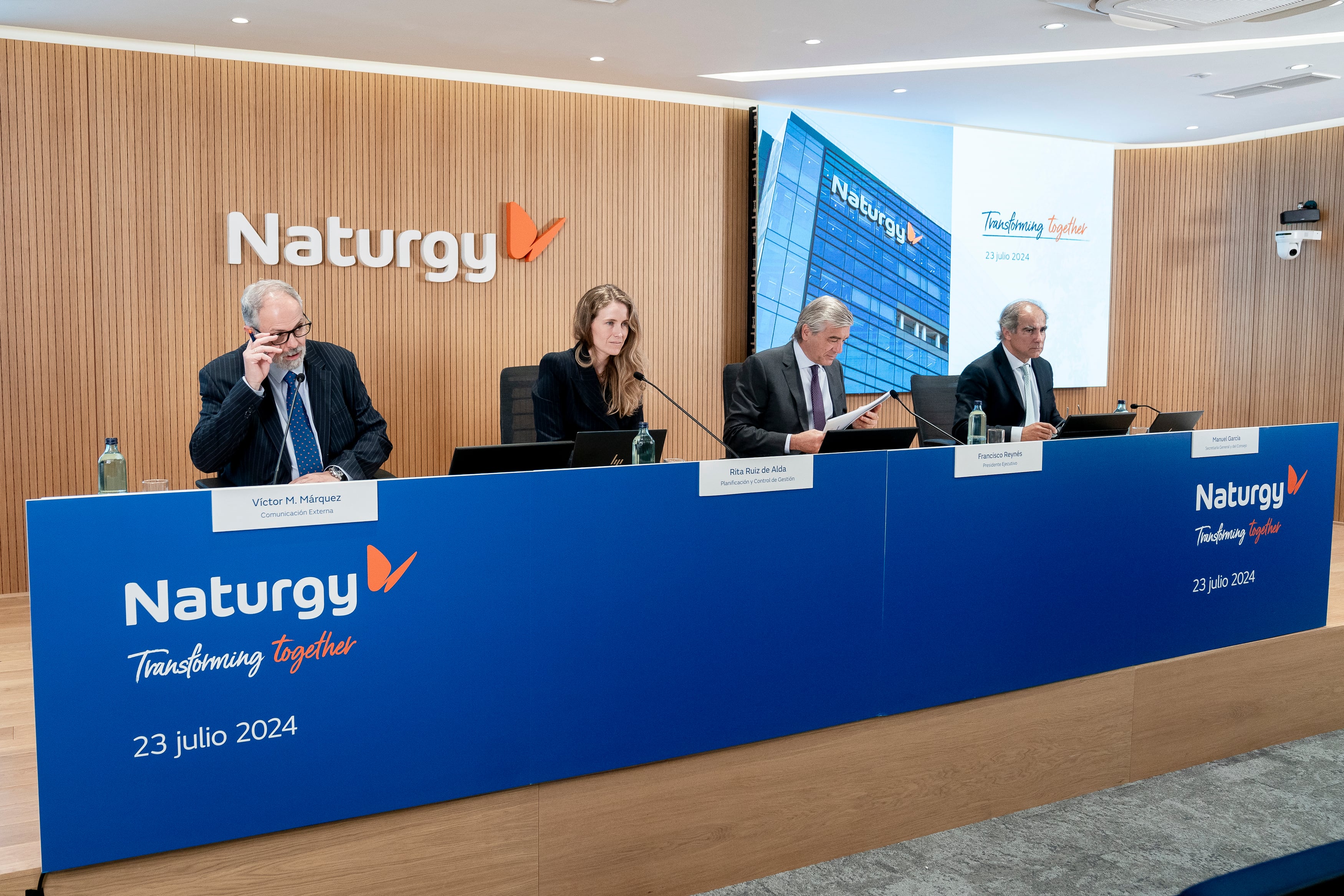 El presidente de Naturgy, Francisco Reynés (2d), en una rueda de prensa reciente.