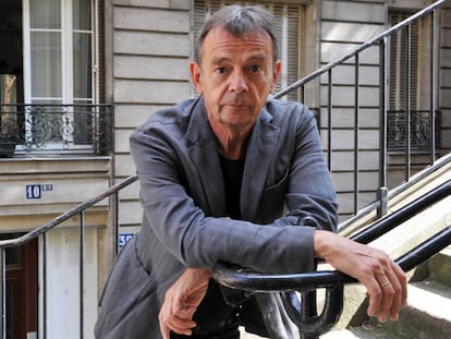 El escritor Pierre Lemaitre, a finales de agosto en su calle del barrio parisiense de Montmartre.