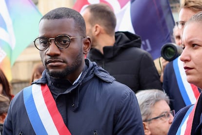 Carlos Martens Bilongo, diputado de La Francia Insumisa, este viernes en una protesta por los insultos racistas que le dirigió el día anterior otro parlamentario de Reagrupamiento Nacional, en París.