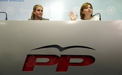 La presidenta del PP valenciano, Isabel Bonig, a la derecha.