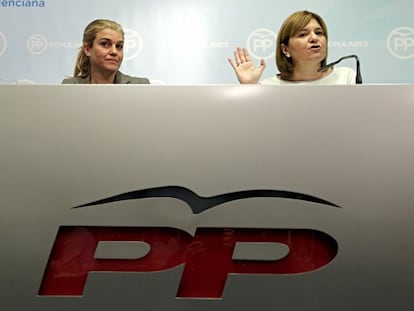 La presidenta del PP valenciano, Isabel Bonig, a la derecha.