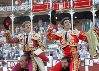 El Juli y Perera salen a hombros en Gijón.