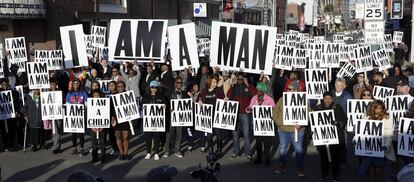 Un grupo de personas sostiene carteles con la frase "I am a man" para conmemorar el cincuenta aniversario de la muerte de Martin Luther King, en Memphis.