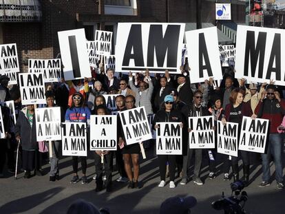Un grupo de personas sostiene carteles con la frase "I am a man" para conmemorar el cincuenta aniversario de la muerte de Martin Luther King, en Memphis.