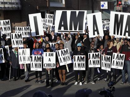 Un grupo de personas sostiene carteles con la frase "I am a man" para conmemorar el cincuenta aniversario de la muerte de Martin Luther King, en Memphis.