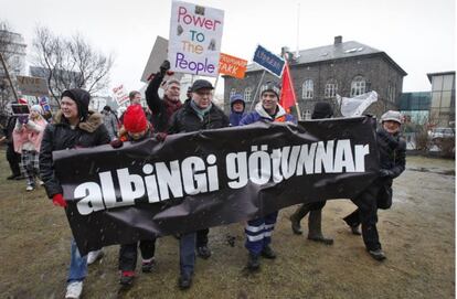 Un grupo de islandeses se manifiesta en contra de pagar las deudas bancarias al Reino Unido y Holanda en 2010.