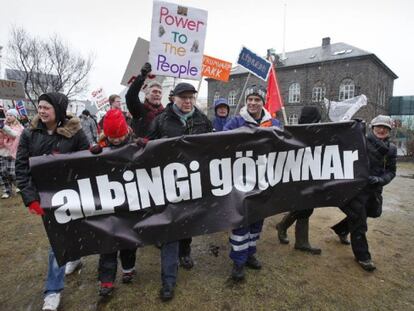 Un grupo de islandeses se manifiesta en contra de pagar las deudas bancarias al Reino Unido y Holanda en 2010.