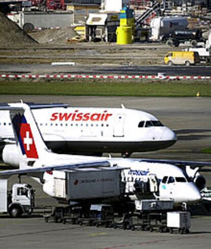 Un avión de Swissair y otro de su filial Crossair, en el aeropuerto de Zúrich.