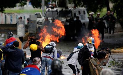 Enfrentamiento entre fuerzas del orden y opositores al Gobierno de Nicolás Maduro en las calles de Caracas (Venezuela).