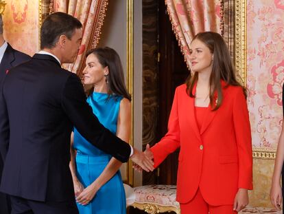 La princesa de Asturias, Leonor de Borbón, saluda al presidente del Gobierno, Pedro Sánchez, durante el besamanos en el Palacio Real con motivo del décimo aniversario del reinado de Felipe VI, el 19 de junio en Madrid.