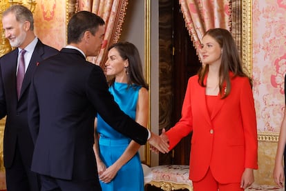 La princesa de Asturias, Leonor de Borbón, saluda al presidente del Gobierno, Pedro Sánchez, durante el besamanos en el Palacio Real con motivo del décimo aniversario del reinado de Felipe VI, el 19 de junio en Madrid.